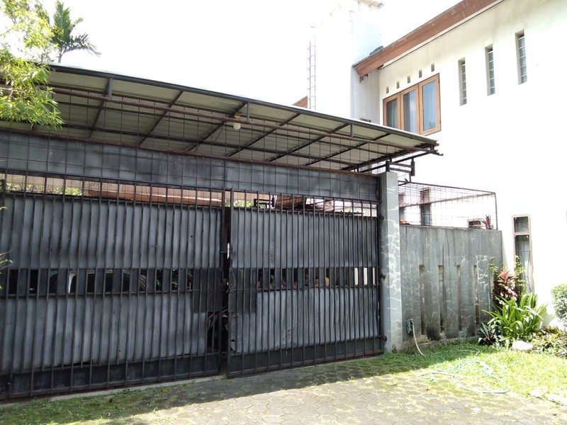 Rumah Besar dengan Halaman Luas dan Asri di Pondok Hijau