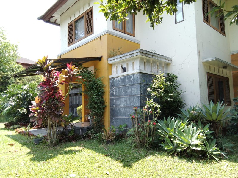 Rumah Besar dengan Halaman Luas dan Asri di Pondok Hijau