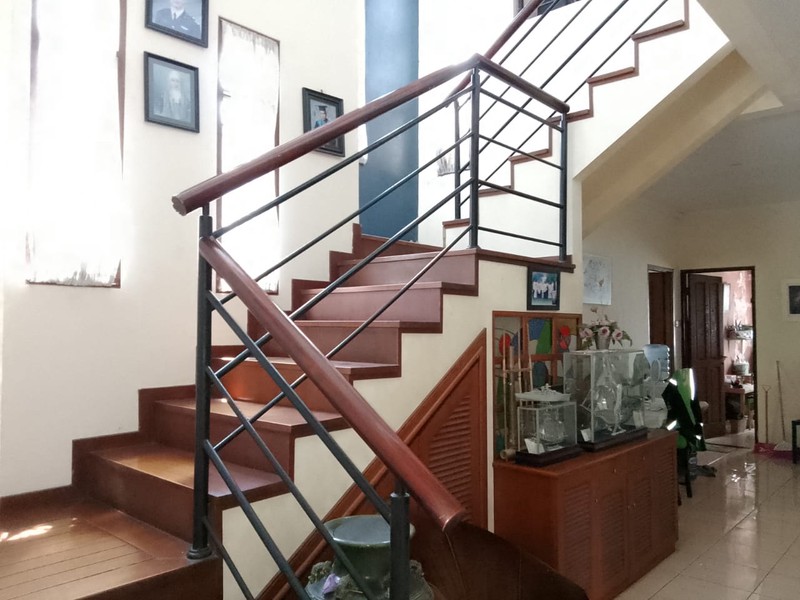 Rumah Besar dengan Halaman Luas dan Asri di Pondok Hijau