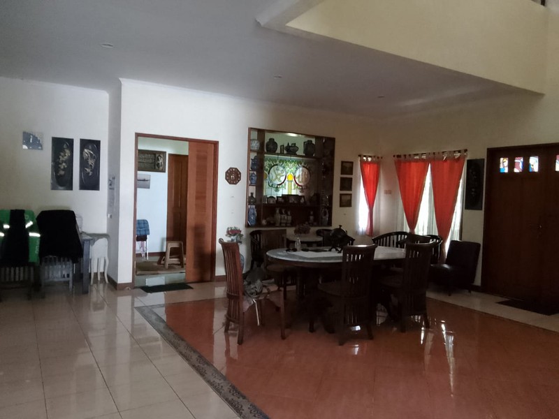 Rumah Besar dengan Halaman Luas dan Asri di Pondok Hijau