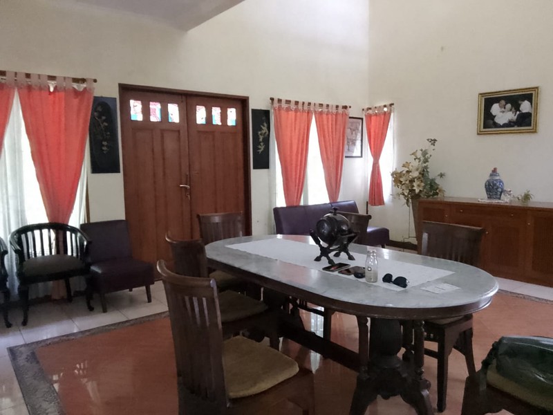 Rumah Besar dengan Halaman Luas dan Asri di Pondok Hijau