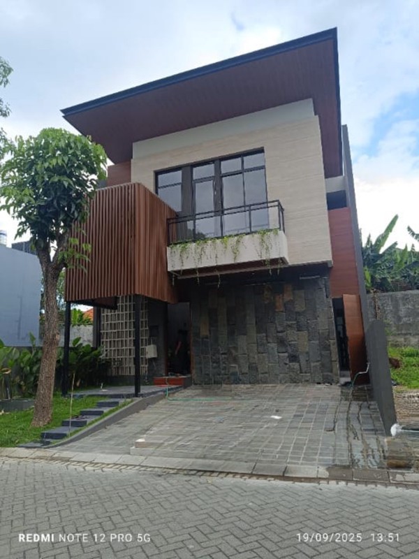 Dijual Rumah Baru dengan Private Pool di Citraland dekat Pasar Modern, Gwalk, Surabaya Barat