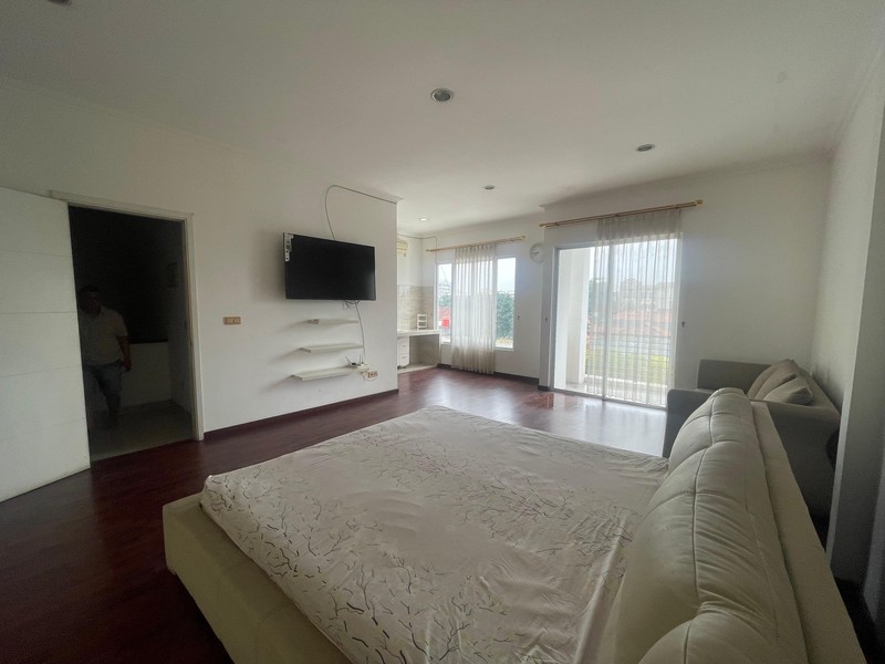 Dijual Rumah Eksklusif 3 Lantai Cluster Botanical Garden, 1 menit ke Mall Grand Galaxy City