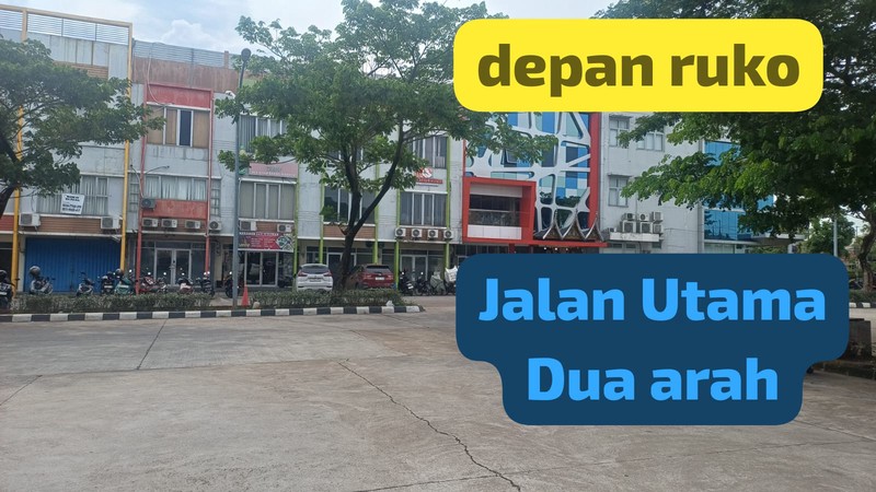 sarana bisnis di jalan utama dan dekat akses tol