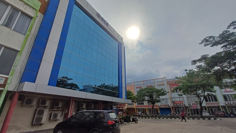 sarana bisnis di jalan utama dan dekat akses tol