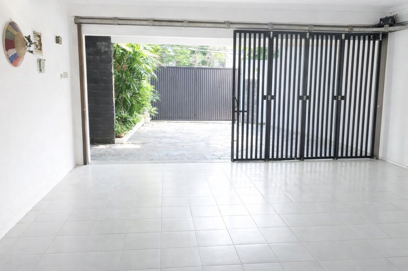 Rumah Modern 2 Lantai Marmer ceiling tinggi lokasi pejaten barat kemang jakarta selatan 