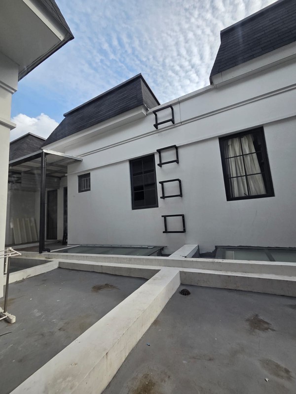 Rumah baru selesai dibangun (brand new) dengan desain modern klasik di Ciputat