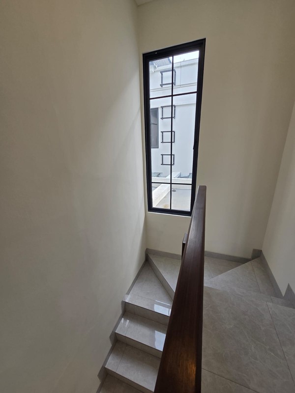 Rumah baru selesai dibangun (brand new) dengan desain modern klasik di Ciputat