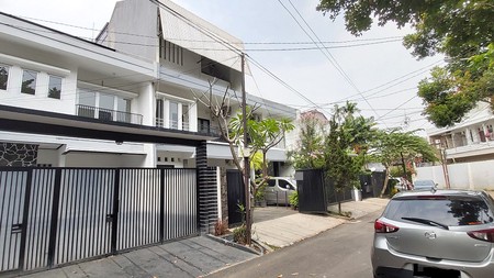 Rumah di Jalan Lauser, Kebayoran Baru, dengan konsep apartemen, disewa per lantai