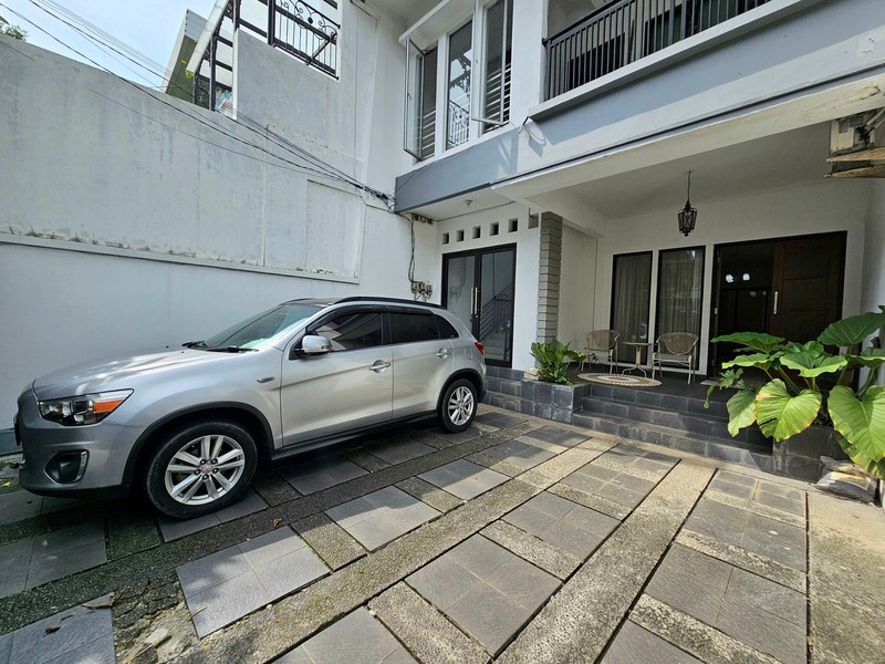 Rumah di Jalan Lauser, Kebayoran Baru, dengan konsep apartemen, disewa per lantai