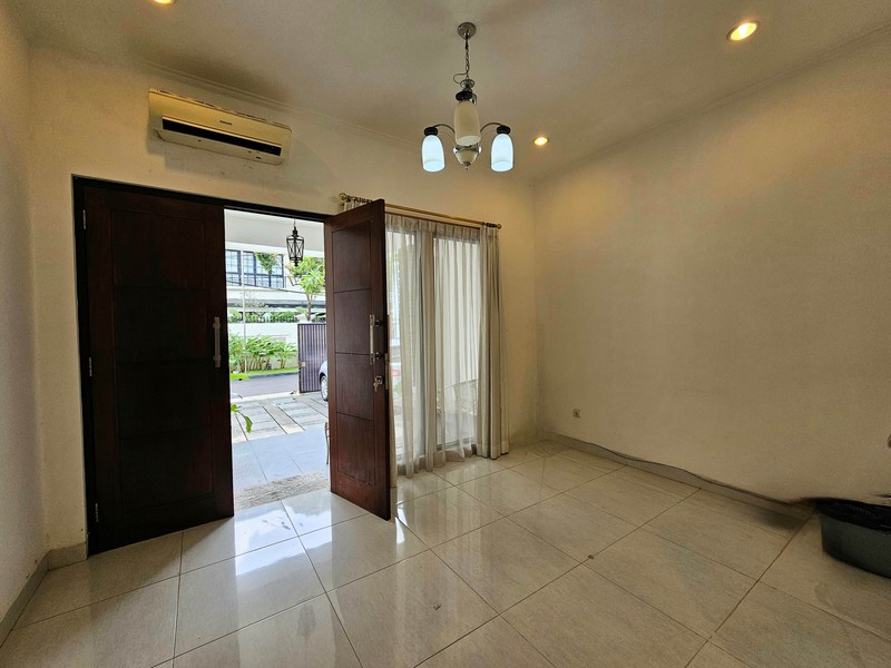 Rumah di Jalan Lauser, Kebayoran Baru, dengan konsep apartemen, disewa per lantai