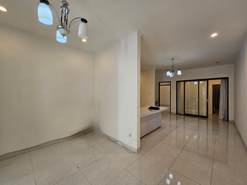 Rumah di Jalan Lauser, Kebayoran Baru, dengan konsep apartemen, disewa per lantai