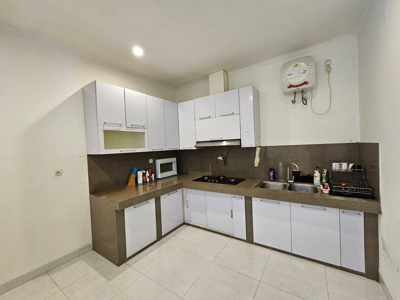 Rumah di Jalan Lauser, Kebayoran Baru, dengan konsep apartemen, disewa per lantai