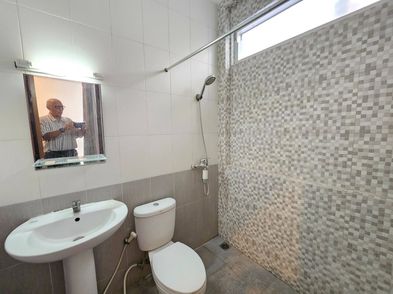 Rumah di Jalan Lauser, Kebayoran Baru, dengan konsep apartemen, disewa per lantai