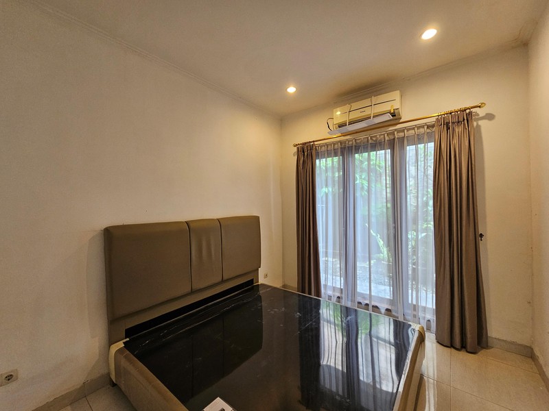 Rumah di Jalan Lauser, Kebayoran Baru, dengan konsep apartemen, disewa per lantai