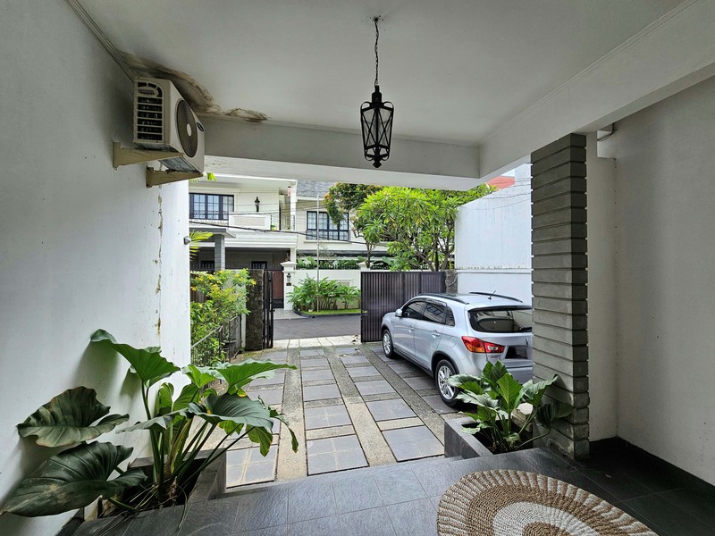 Rumah di Jalan Lauser, Kebayoran Baru, dengan konsep apartemen, disewa per lantai