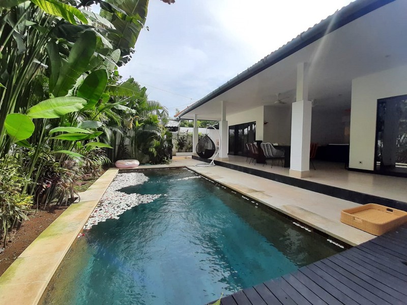 Villa Rental 2 Bedrooms in Mertanadi Kerobokan Bali