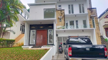 Rumah Minimalis Modern Dengan Pemandangan Gunung di Sentul City