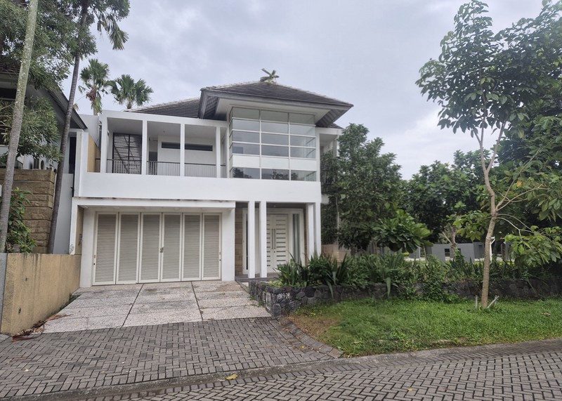 RUMAH BESAR MEGAH HOEK 2 lantai SIAP HUNI Citraland, Surabaya Barat