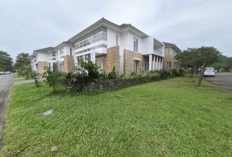 RUMAH BESAR MEGAH HOEK 2 lantai SIAP HUNI Citraland, Surabaya Barat