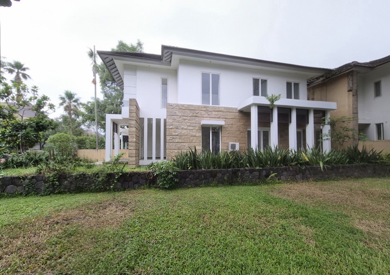 RUMAH BESAR MEGAH HOEK 2 lantai SIAP HUNI Citraland, Surabaya Barat