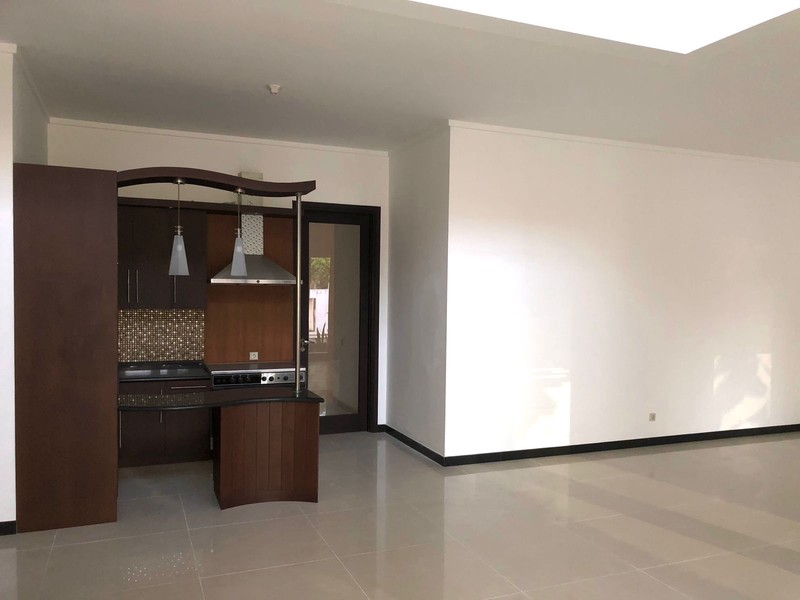 RUMAH BESAR MEGAH HOEK 2 lantai SIAP HUNI Citraland, Surabaya Barat