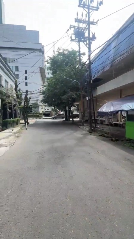 Dijual murah rumah hitung tanah strategis nol jalan under NJOP Surabaya pusat