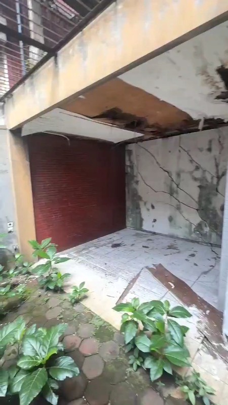 Dijual murah rumah hitung tanah strategis nol jalan under NJOP Surabaya pusat