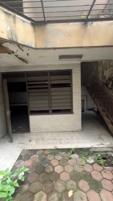 Dijual murah rumah hitung tanah strategis nol jalan under NJOP Surabaya pusat