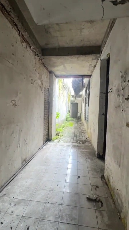 Dijual murah rumah hitung tanah strategis nol jalan under NJOP Surabaya pusat