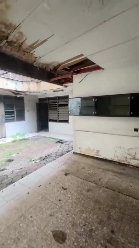 Dijual murah rumah hitung tanah strategis nol jalan under NJOP Surabaya pusat