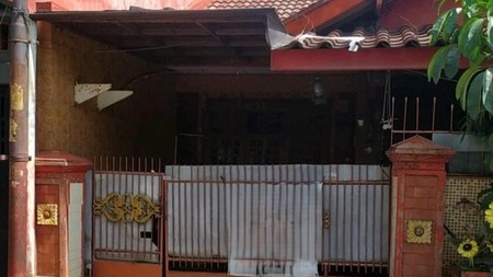 Rumah Lama Satu Setengah Lantai. Bebas Banjir di Larangan. Tidak Jauh dari Halte Trans Jakarta Puri Beta 1 dan 2