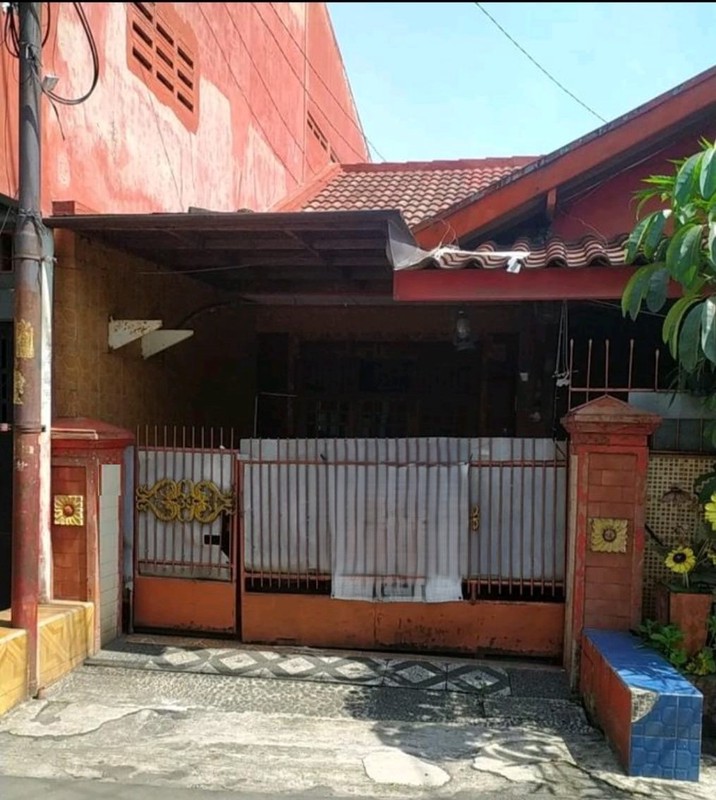 Rumah Lama Satu Setengah Lantai. Bebas Banjir di Larangan. Tidak Jauh dari Halte Trans Jakarta Puri Beta 1 dan 2