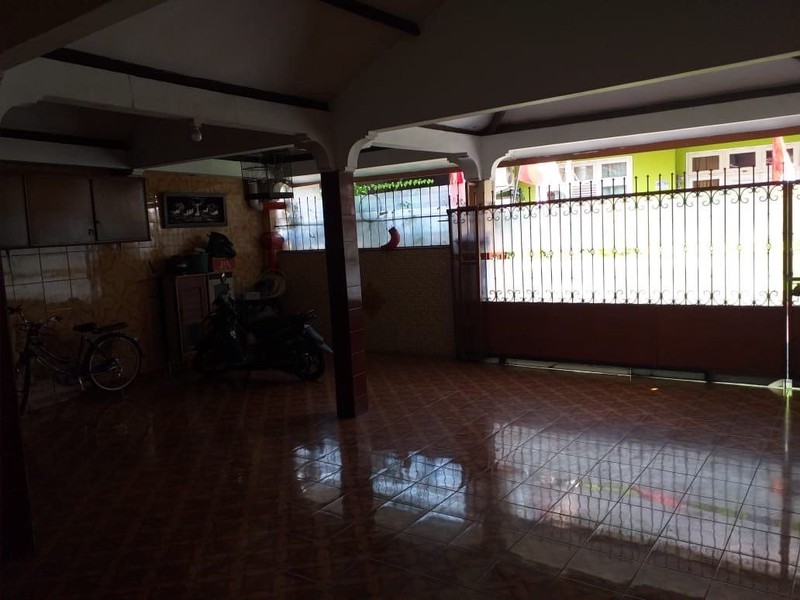 Rumah Lama Satu Setengah Lantai. Bebas Banjir di Larangan. Tidak Jauh dari Halte Trans Jakarta Puri Beta 1 dan 2