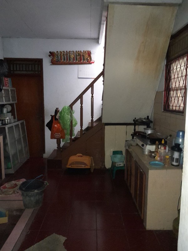 Rumah Lama Satu Setengah Lantai. Bebas Banjir di Larangan. Tidak Jauh dari Halte Trans Jakarta Puri Beta 1 dan 2