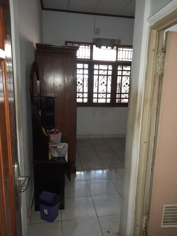 Rumah Lama Satu Setengah Lantai. Bebas Banjir di Larangan. Tidak Jauh dari Halte Trans Jakarta Puri Beta 1 dan 2