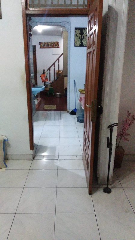 Rumah Lama Satu Setengah Lantai. Bebas Banjir di Larangan. Tidak Jauh dari Halte Trans Jakarta Puri Beta 1 dan 2