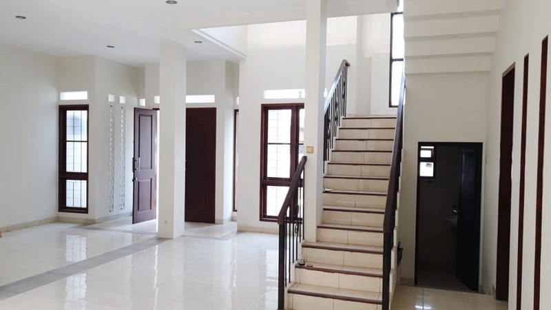 Classic House Newly Renovated Lebak Bulus - 8 Menit MRT, SHM, Akses Tol Depan Kompleks