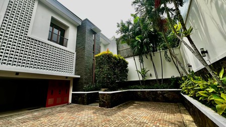 Tropical Modern Townhouse in Kemang with private pool and garden 