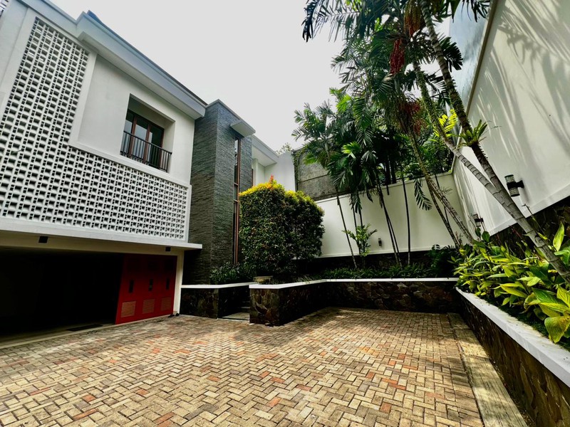Tropical Modern Townhouse in Kemang with private pool and garden 