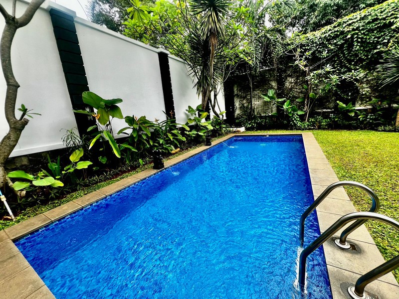 Tropical Modern Townhouse in Kemang with private pool and garden 