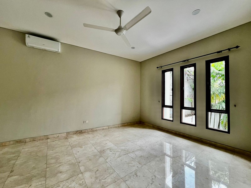 Tropical Modern Townhouse in Kemang with private pool and garden 