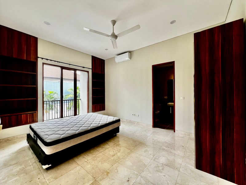 Tropical Modern Townhouse in Kemang with private pool and garden 