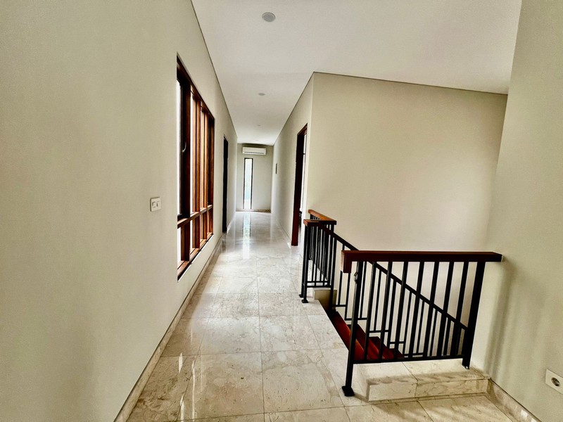 Tropical Modern Townhouse in Kemang with private pool and garden 