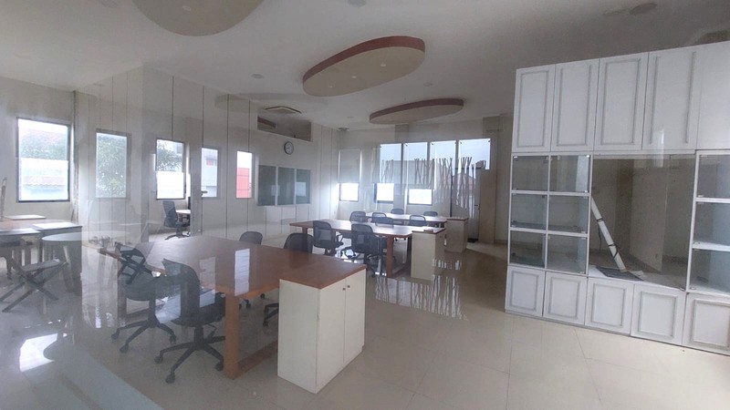 Gedung 3 Lantai dan Gudang di Ciputat Tangerang Selatan