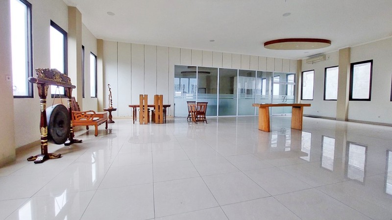 Gedung 3 Lantai dan Gudang di Ciputat Tangerang Selatan