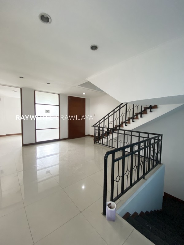 Disewakan Ruko Plaza 3 Bangunan 3,5 Lantai Area Pondok Indah