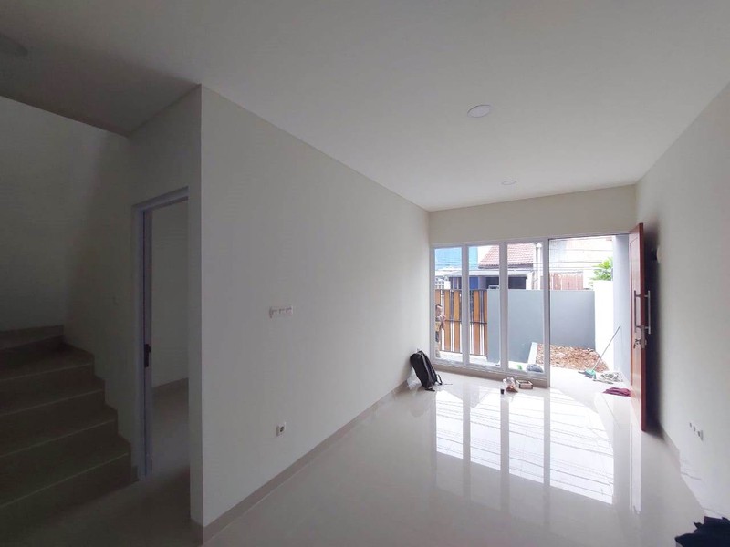 Rumah Baru Dalam Cluster. Sertipikat Sudah Pecah Per Kavling. Dua Lantai Unfurnished di Palem Puri. Bebas Banjir.