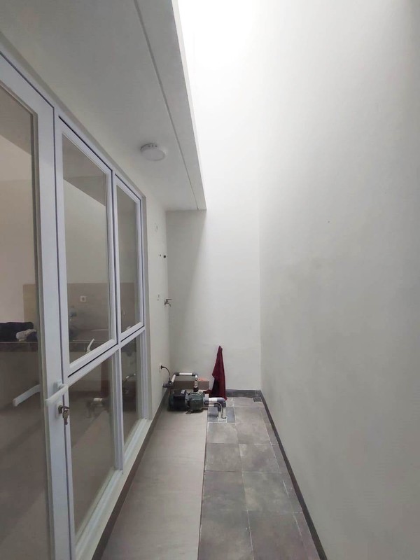 Rumah Baru Dalam Cluster. Sertipikat Sudah Pecah Per Kavling. Dua Lantai Unfurnished di Palem Puri. Bebas Banjir.