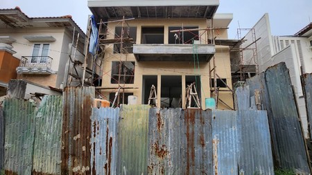 MURAH Dijual Rumah Puri Widya Kencana Dekat Gwalk Citraland Surabaya Barat - New Gress 2,5 Lantai ada Basement